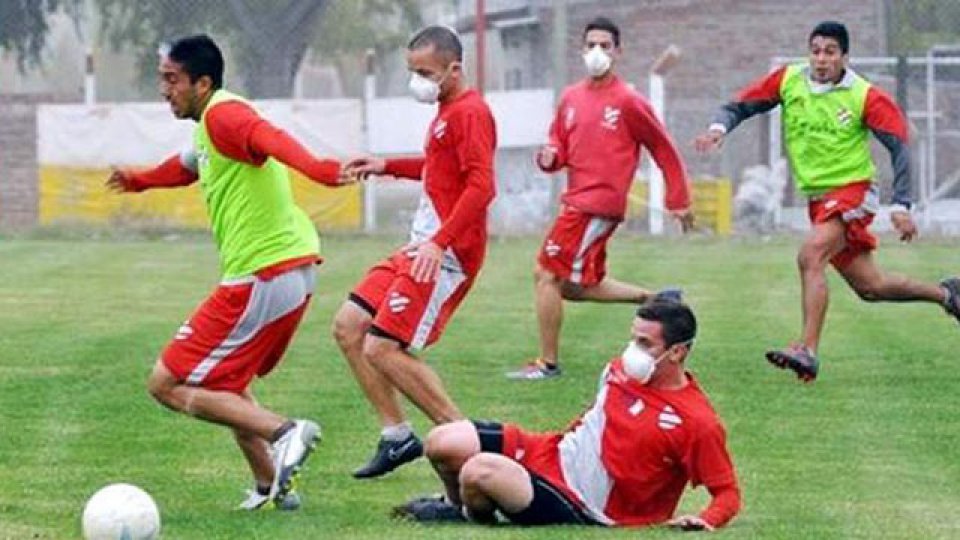 Los jugadores del Rojo neuquino, con barbijo. (Foto: LMNeuquén)