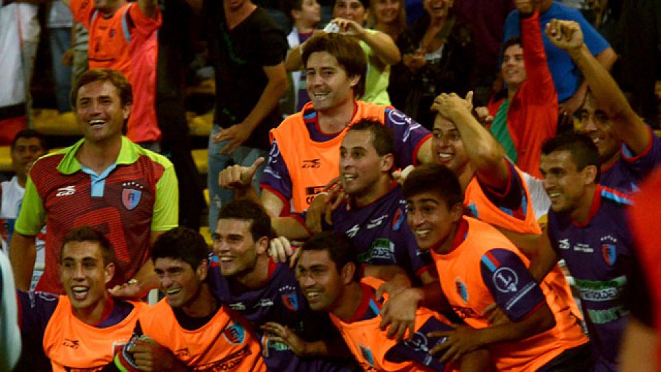 Independiente sufrió ante Alianza de Coronel Moldes y ganó por penales.