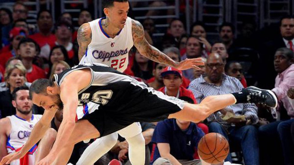 Manu tuvo un partido opaco y salió por acumulación de faltas.