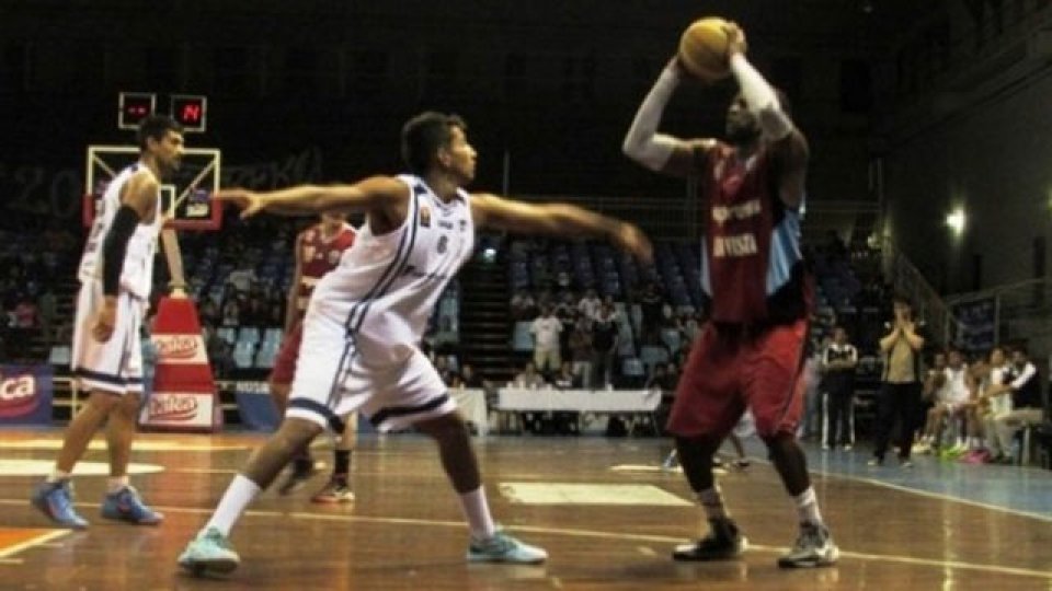 Salta Basket disputando las semifinales del TFB ante Atlético Tala.