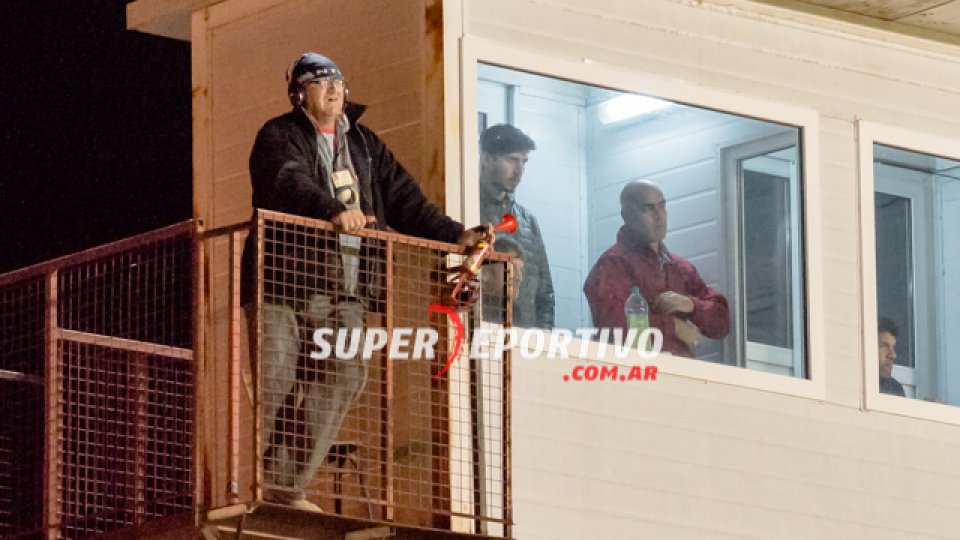 Los hinchas del Rojinegro acompañaron al equipo en el Grella.