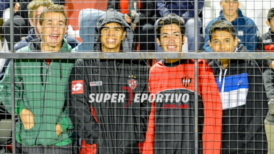 Los hinchas del Rojinegro acompañaron al equipo en el Grella.