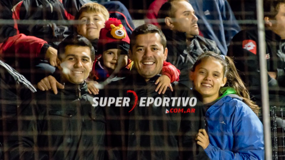 Los hinchas del Rojinegro alentaron al equipo en el Grella.