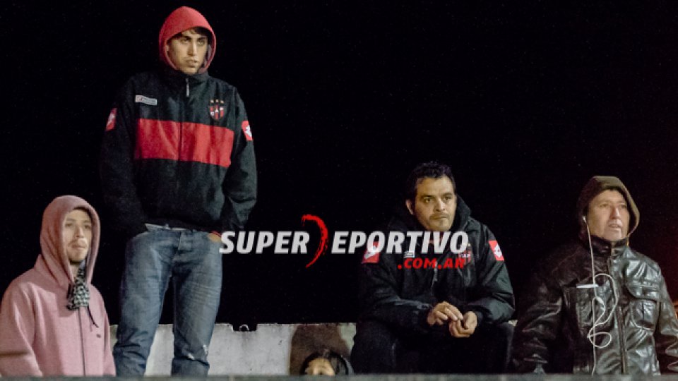 Los hinchas del Rojinegro acompañaron al equipo en el Grella.