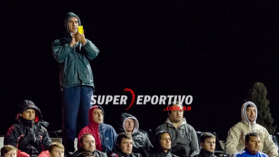 Los hinchas del Rojinegro acompañaron al equipo en el Grella.