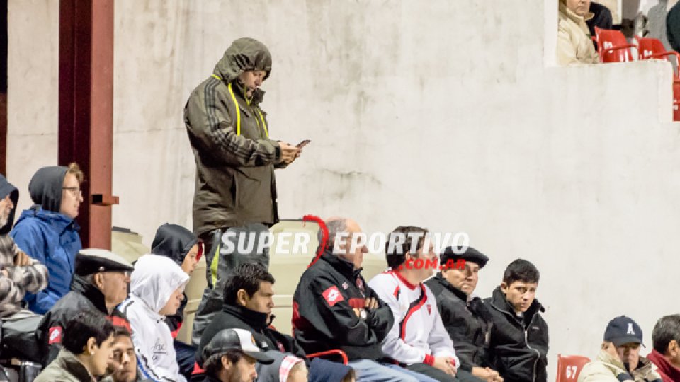 Los hinchas del Rojinegro acompañaron al equipo en el Grella.