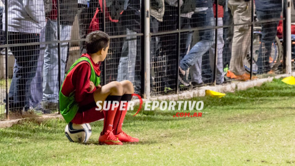 Los hinchas del Rojinegro acompañaron al equipo en el Grella.