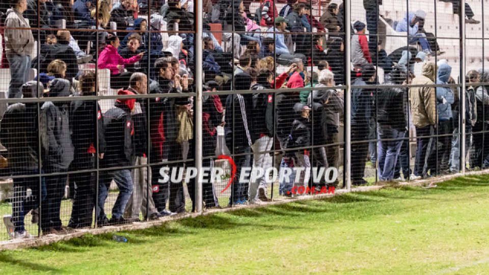 Los hinchas del Rojinegro acompañaron al equipo en el Grella.