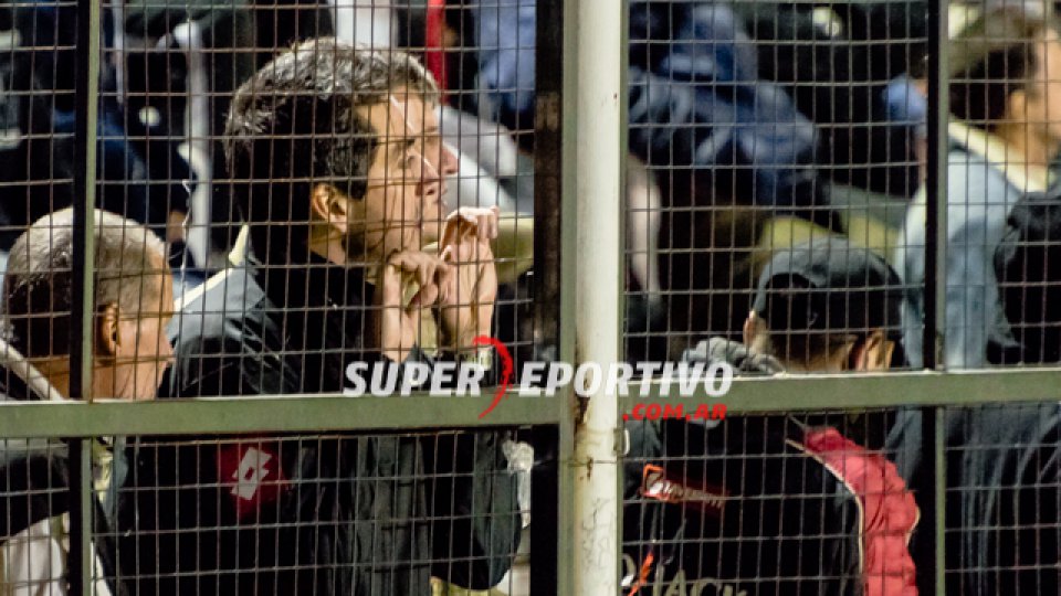 Los hinchas del Rojinegro alentaron al equipo en el Grella.