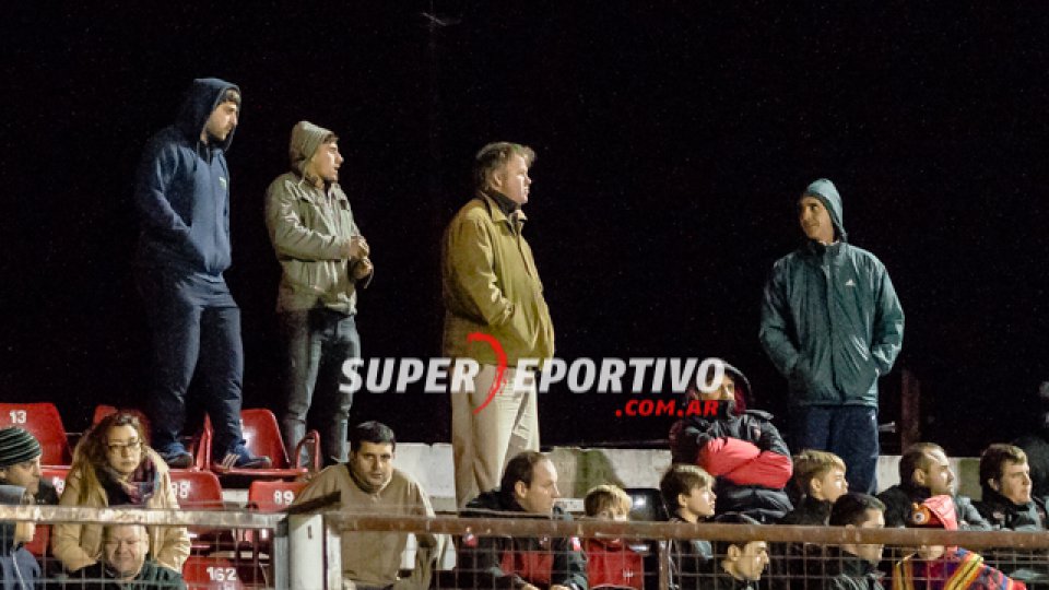 Los hinchas del Rojinegro acompañaron al equipo en el Grella.