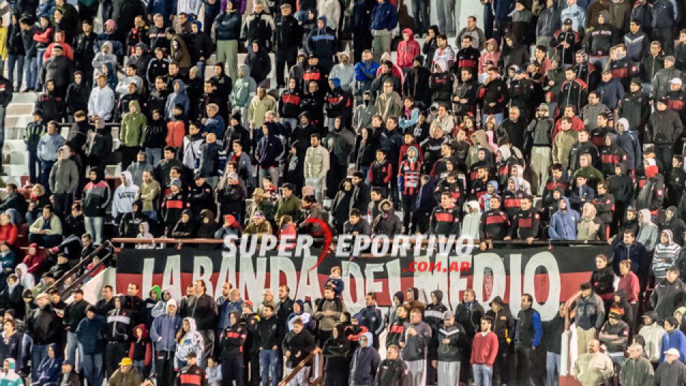 Los hinchas del Rojinegro acompañaron al equipo en el Grella.
