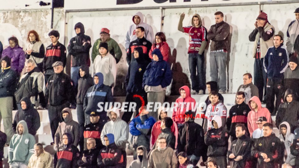 Los hinchas del Rojinegro acompañaron al equipo en el Grella.