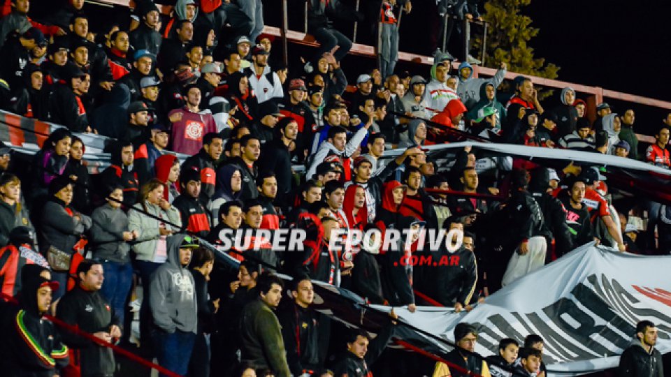 Los hinchas del Rojinegro acompañaron al equipo en el Grella.
