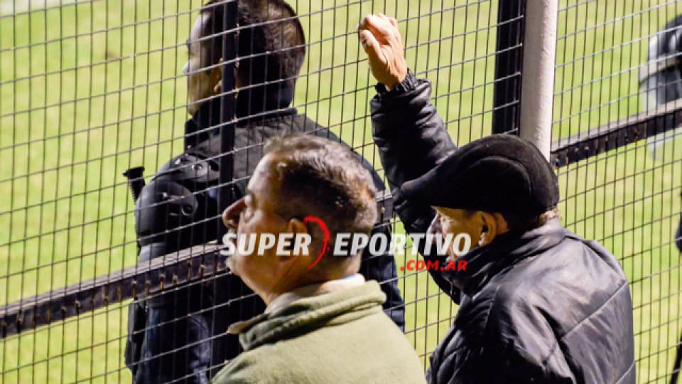 Los hinchas del Rojinegro acompañaron al equipo en el Grella.