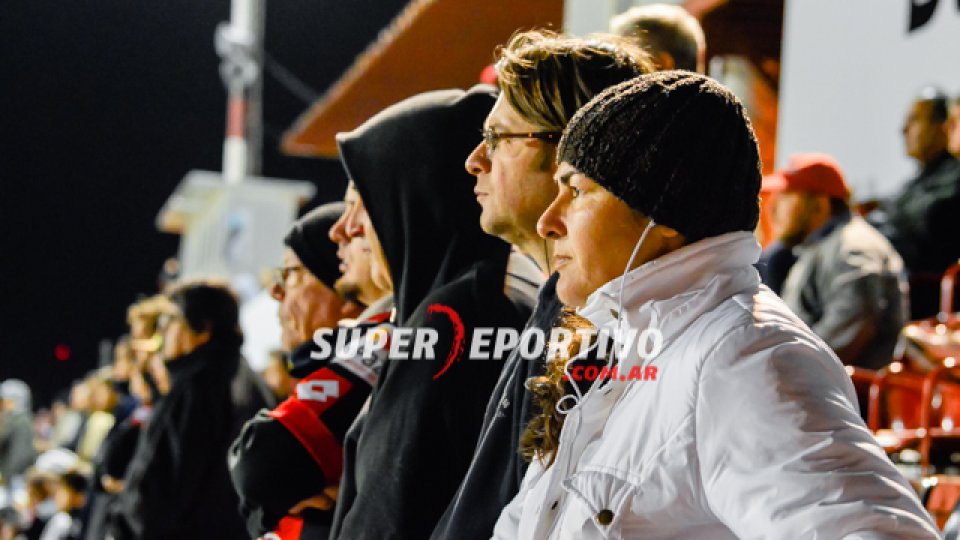 Los hinchas del Rojinegro acompañaron al equipo en el Grella.