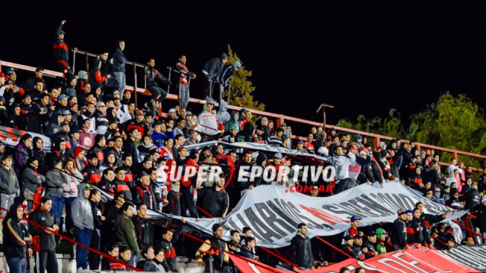 Los hinchas del Rojinegro acompañaron al equipo en el Grella.
