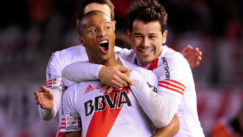 Carlos S&aacute;nchez le dio la victoria a River de penal.