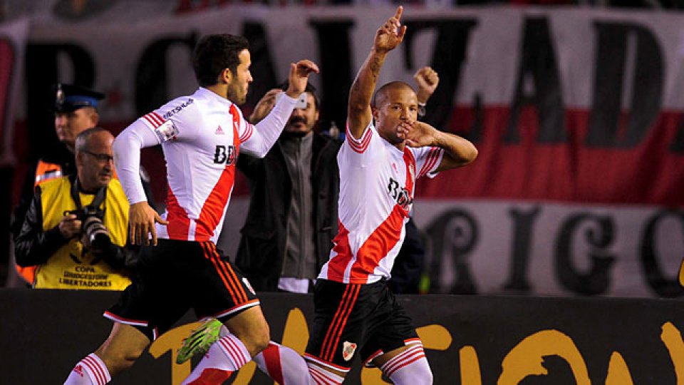 River sac&oacute; ventaja con un penal de S&aacute;nchez.