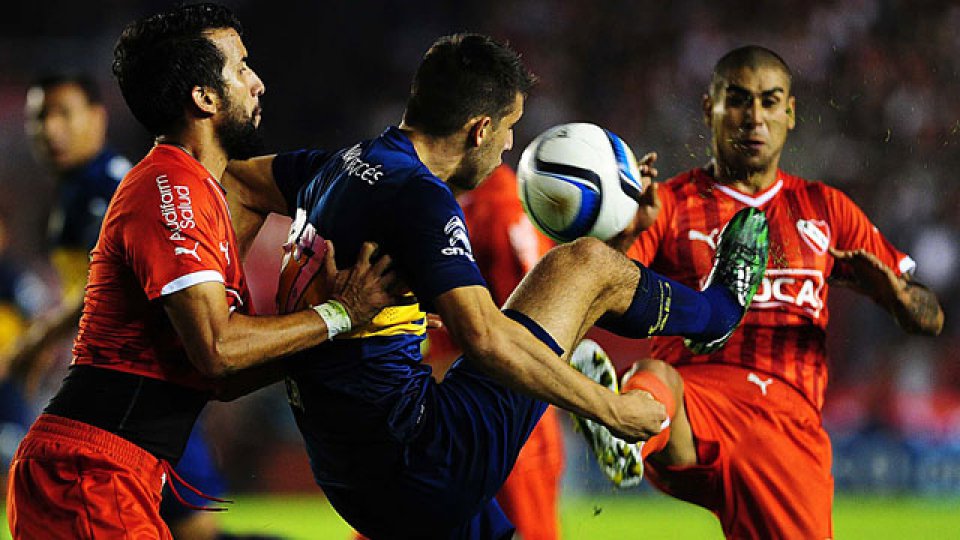 Boca aguantó ante el Rojo, empató y sigue puntero.