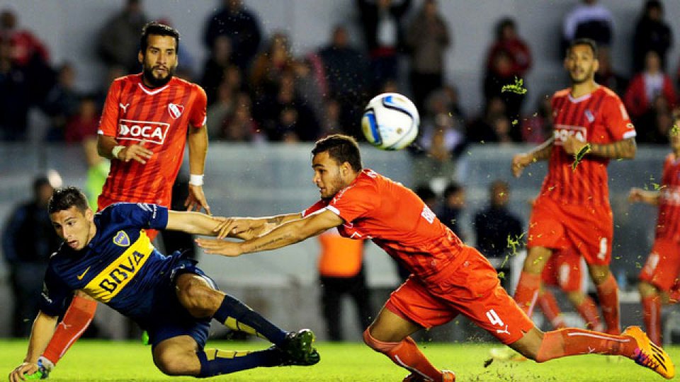 Boca aguantó ante el Rojo, empató y sigue puntero.