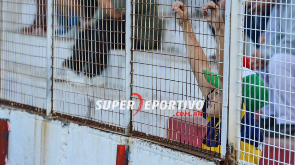 Todo el color de los hinchas del Gato alentando al equipo.