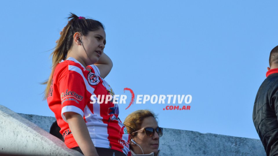 Todo el color de los hinchas del Gato alentando al equipo.