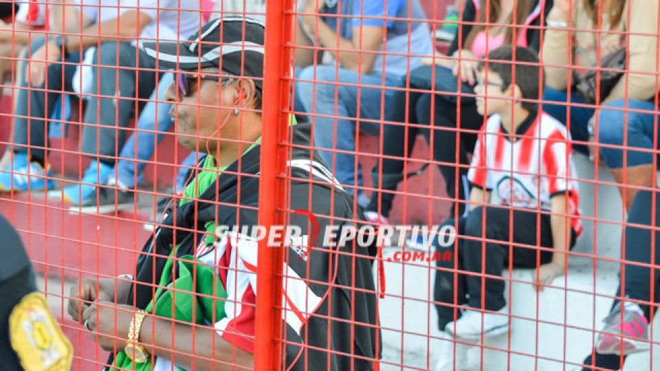 Todo el color de los hinchas del Gato alentando al equipo.