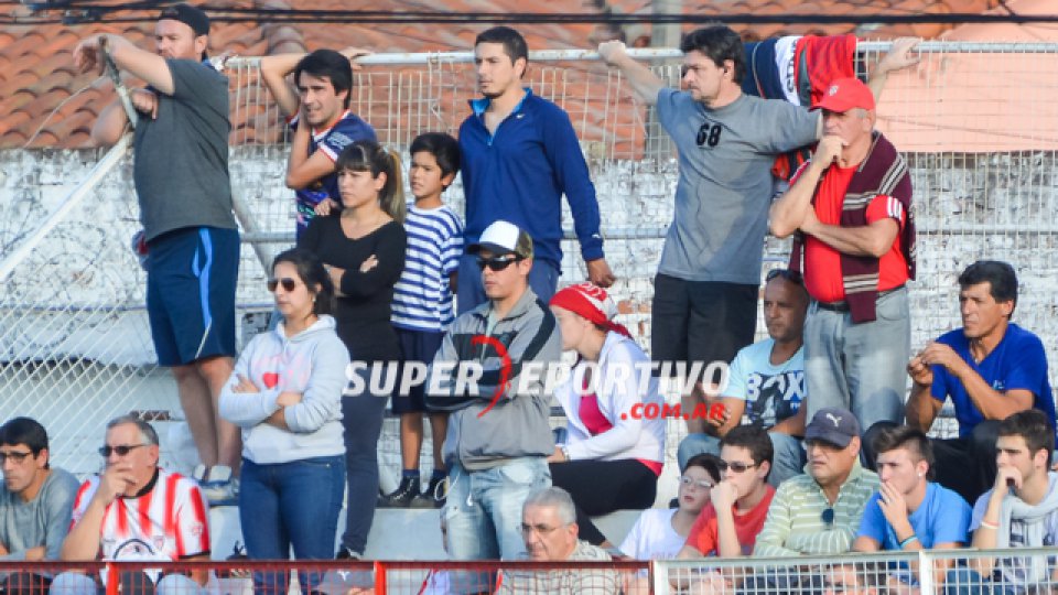 Todo el color de los hinchas del Gato alentando al equipo.