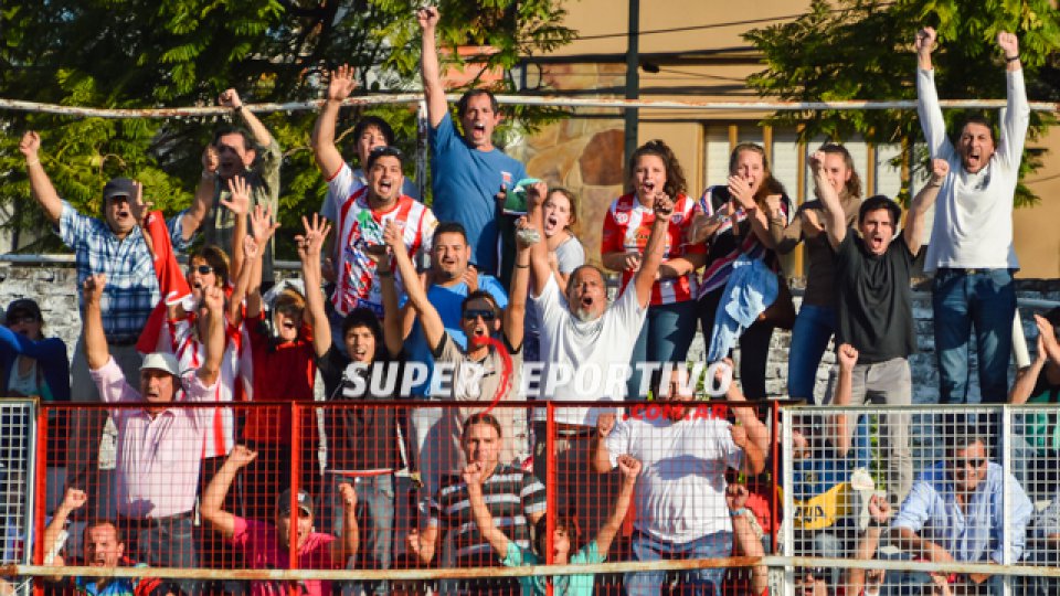 Todo el color de los hinchas del Gato alentando al equipo.