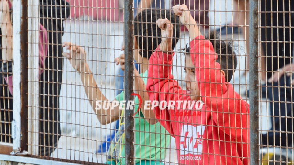 Todo el color de los hinchas del Gato alentando al equipo.