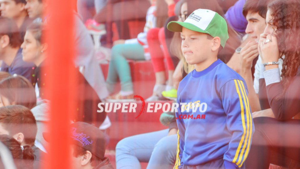 Todo el color de los hinchas del Gato alentando al equipo.