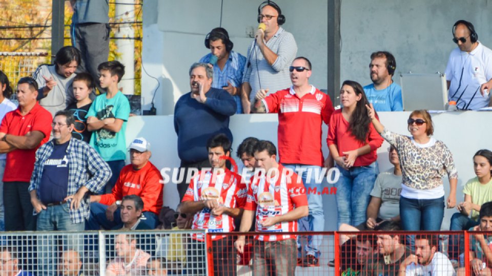 Todo el color de los hinchas del Gato alentando al equipo.