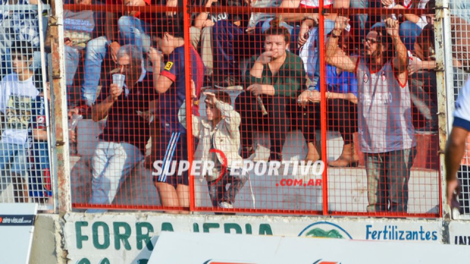 Todo el color de los hinchas del Gato alentando al equipo.