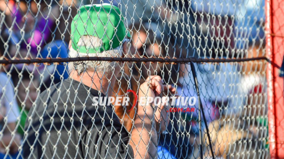 Todo el color de los hinchas del Gato alentando al equipo.