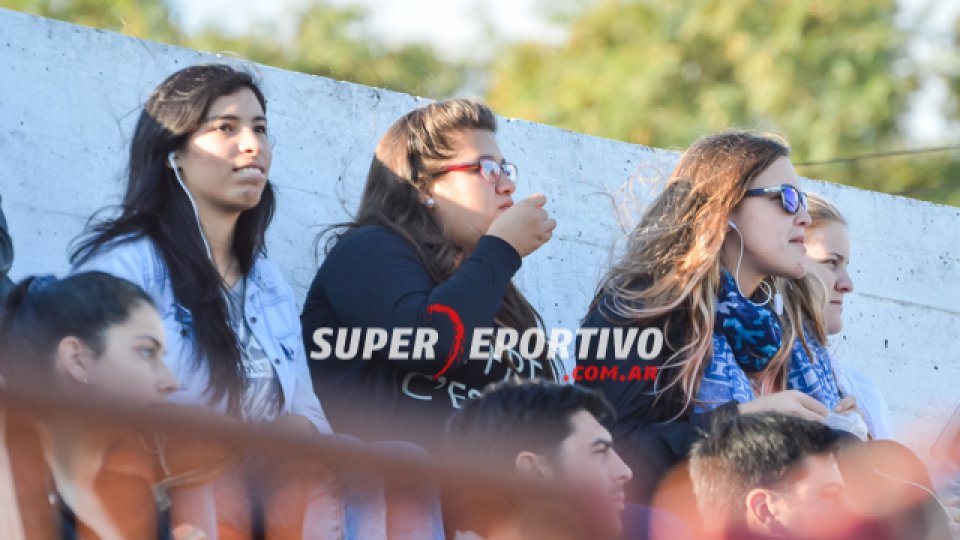 Todo el color de los hinchas del Gato alentando al equipo.