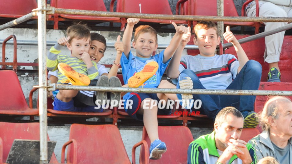 Todo el color de los hinchas del Gato alentando al equipo.