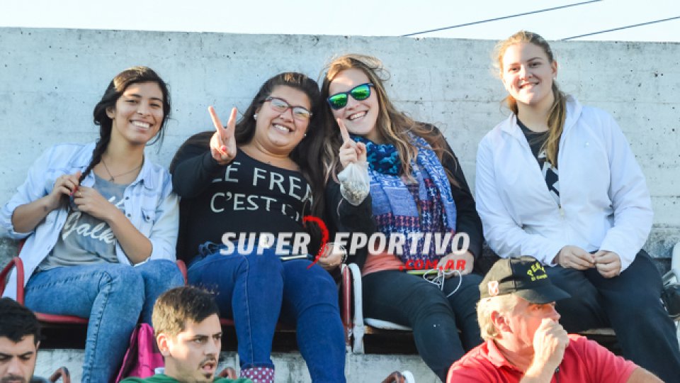 Todo el color de los hinchas del Gato alentando al equipo.