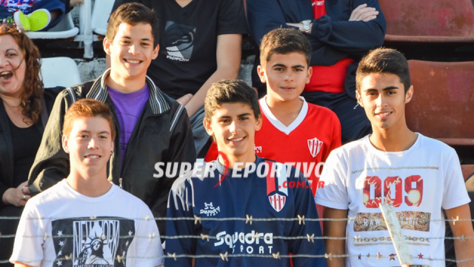 Todo el color de los hinchas del Gato alentando al equipo.