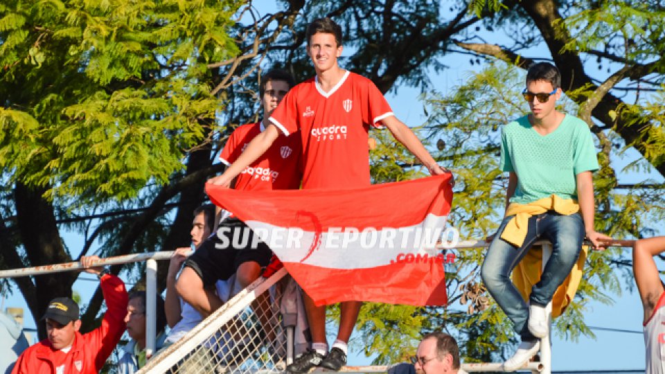 Todo el color de los hinchas del Gato alentando al equipo.