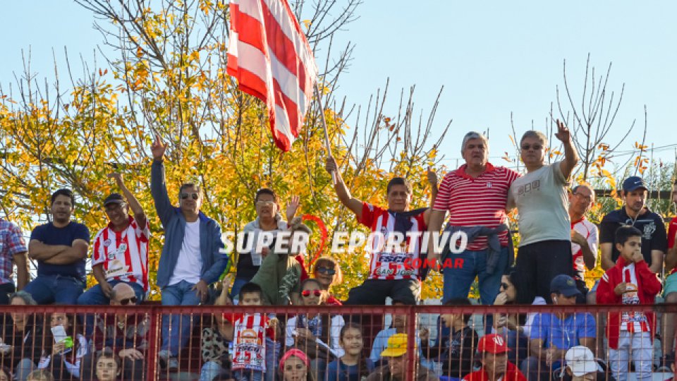 Todo el color de los hinchas del Gato alentando al equipo.