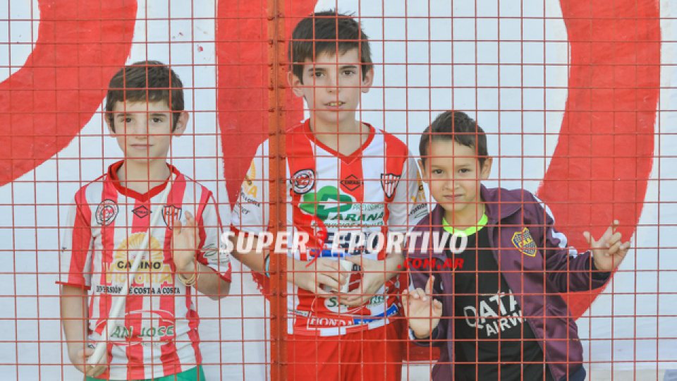 Todo el color de los hinchas del Gato alentando al equipo.