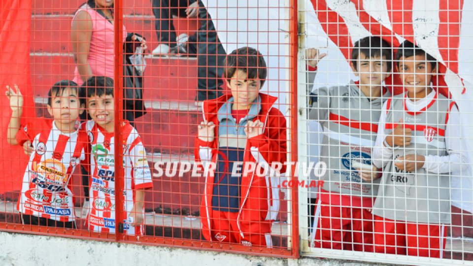 Todo el color de los hinchas del Gato alentando al equipo.