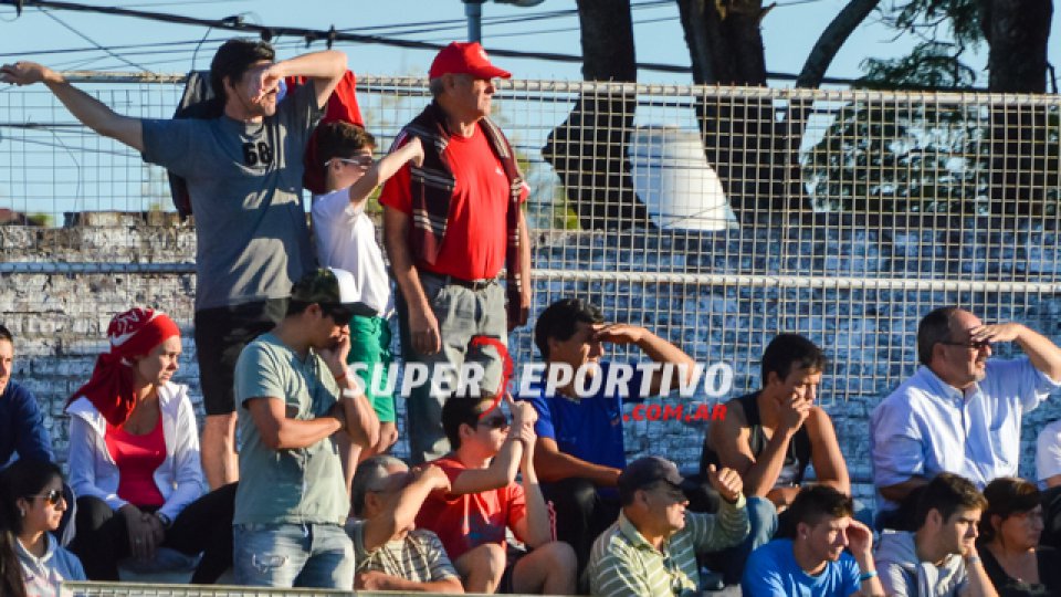 Todo el color de los hinchas del Gato alentando al equipo.