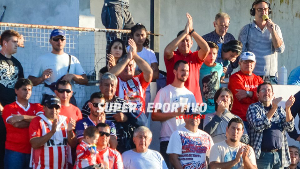 Todo el color de los hinchas del Gato alentando al equipo.