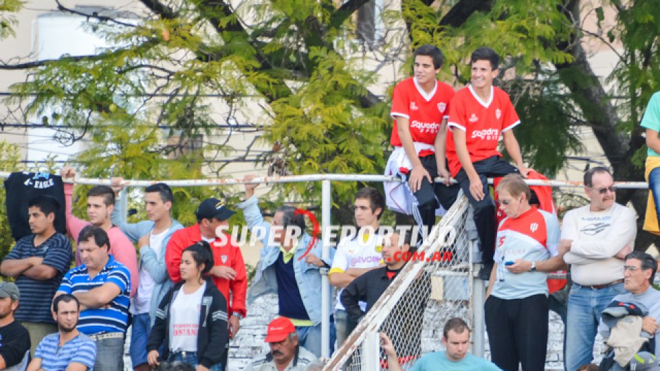Todo el color de los hinchas del Gato alentando al equipo.
