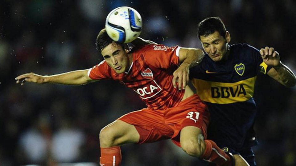 Boca aguantó ante el Rojo, empató y sigue puntero.