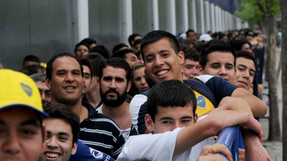 Largas colas para una entrada.