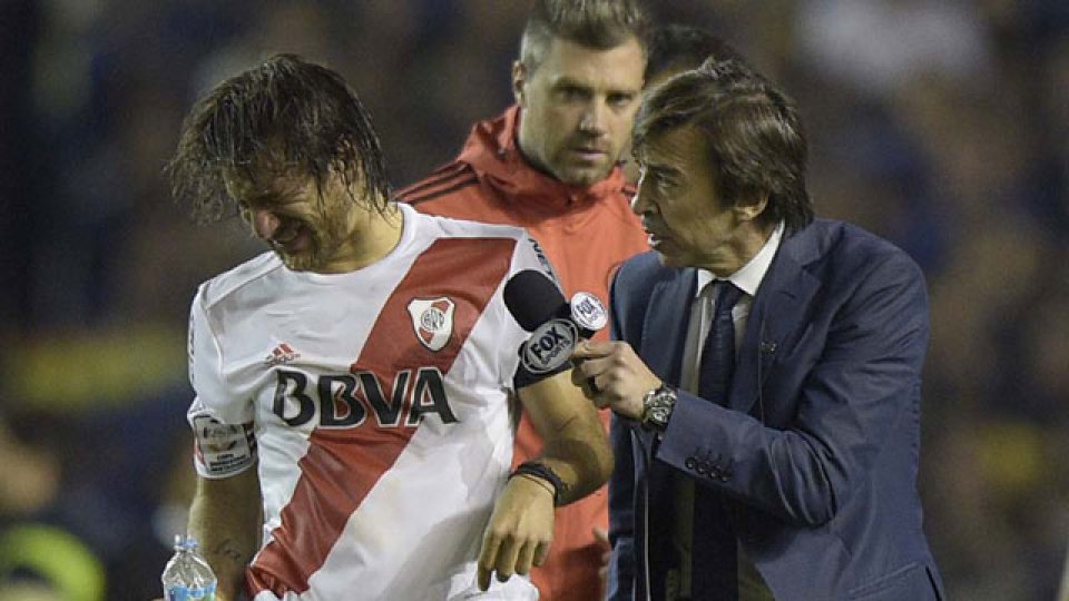 Hinchas de Boca lanzaron gas pimienta contra los jugadores de River.