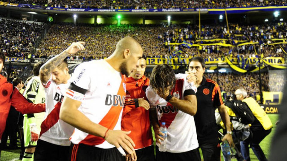 Hinchas de Boca lanzaron gas pimienta contra los jugadores de River.