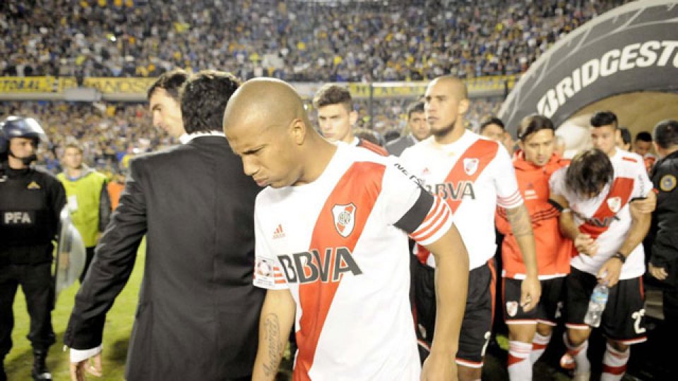 Hinchas de Boca lanzaron gas pimienta contra los jugadores de River.
